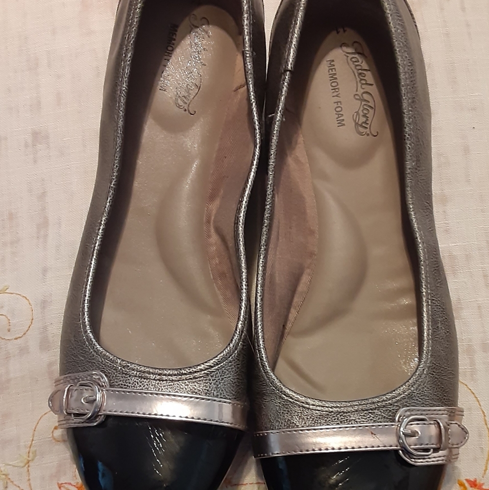 Black and silver spectators
